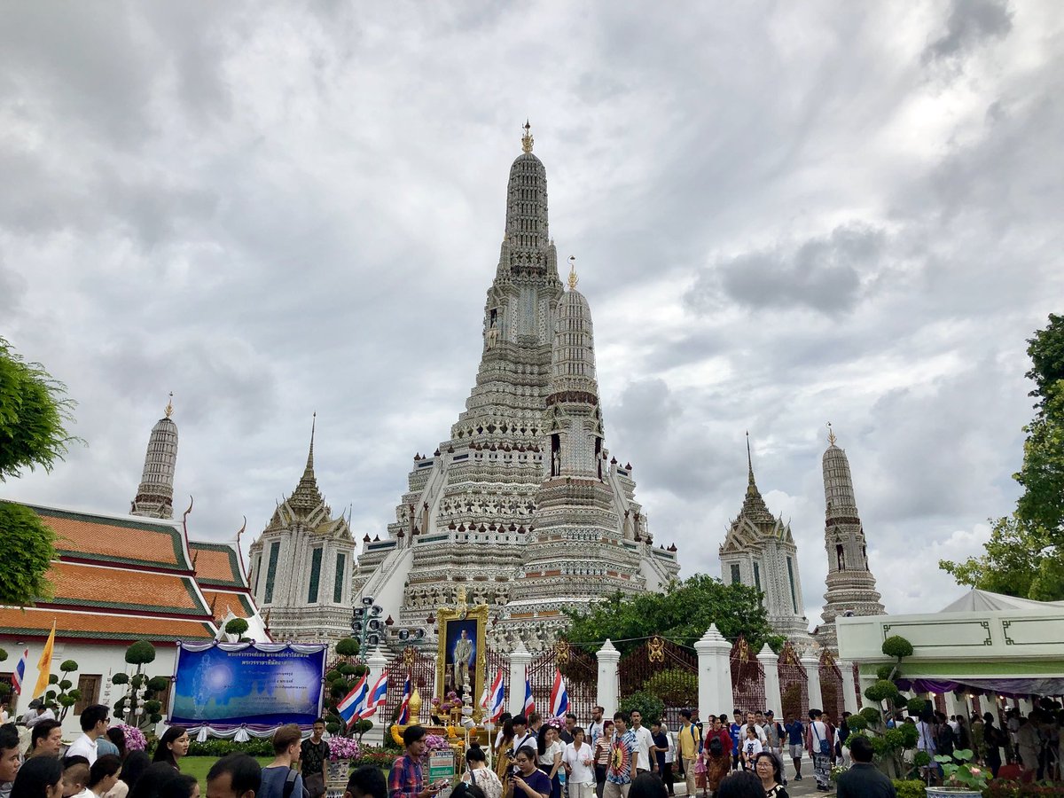 วันหยุดวันนี้ มา #ทำบุญ #ไหว้พระ 🙏🏻🙏🏻🙏🏻 ที่วัดอรุณ #วัดอรุณราชวรารามวรมหาวิหาร #วัดแจ้ง #watarun #วันวิสาขบูชา #ช่วงบ่าย #นั่งเรือข้ามฟาก จาก #ท่าเตียน #แม่น้ำเจ้าพระยา #chaoprayariver #29may2018