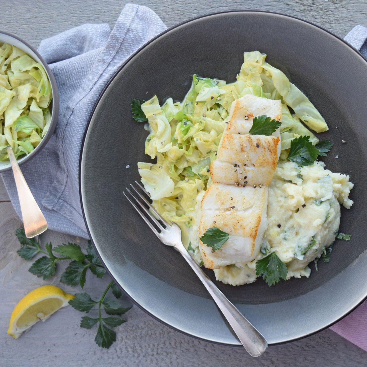Mmm... deze heilbot met aardappelpuree en spitskool à la crème is echt heerlijk! 🐟🐟🐟