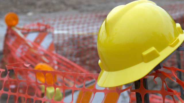 UnitedRentals's tweet image. As #construction unemployment rates go down, #laborcost goes up. Learn more about what is driving an increase in costs via @4ConstructnPros. ow.ly/6QPM30kbPrI