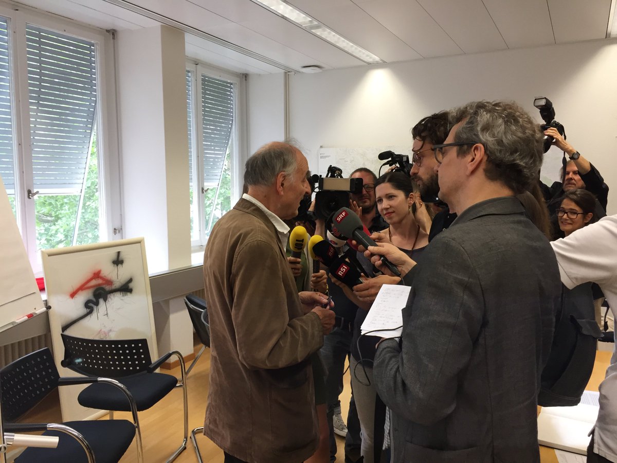Am Ende meiner Zeit als Tiefbauvorsteher Schlussstrich unter die Causa «Stadt gegen ‚Sprayer von Zürich‘ gezogen. Harald Naegeli überlässt der Stadt ein Werk, dafür tilgen wir die Schadenersatzforderung. Naegeli interessiert, Aufmarsch der Medien aus allen Landesteilen. https://t.co/CSU2b8nqKE