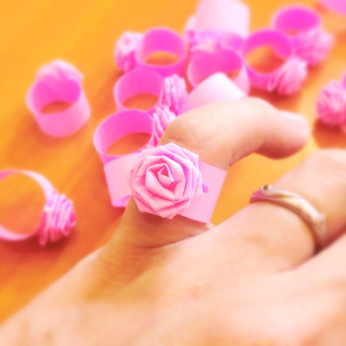 紙龍 Siryu みなさん去年の今頃はどんな作品作ってましたか 簡単に作れるバラの花のペーパークラフトの紹介してました 簡単に作れるので興味のある方はピューロランドで作り方教えますよ