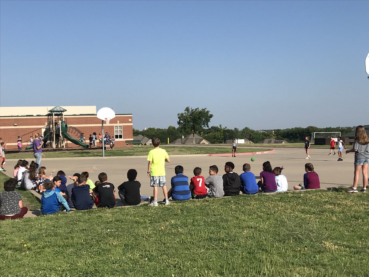 inetradn's tweet image. Which 5th grade team will prevail to face the #MinshewGRIT teachers on the last day of school? #mymisd #funtradition ❤️🐴