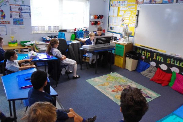 Year 3 enjoyed a duet played by Imogen and her piano teacher in class. It was great to get the chance to listen to all of her hard work. bit.ly/2xnySF3