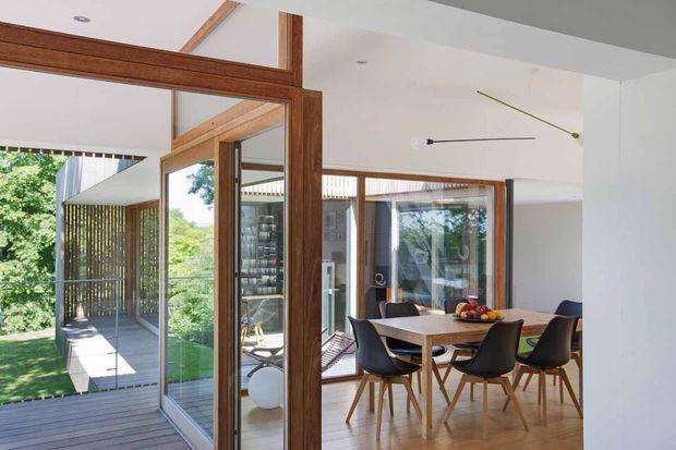 In beeld: Dit huis met patio is perfect geïntegreerd in zijn omgeving ikgabouwen.knack.be/bouwen-renovat…