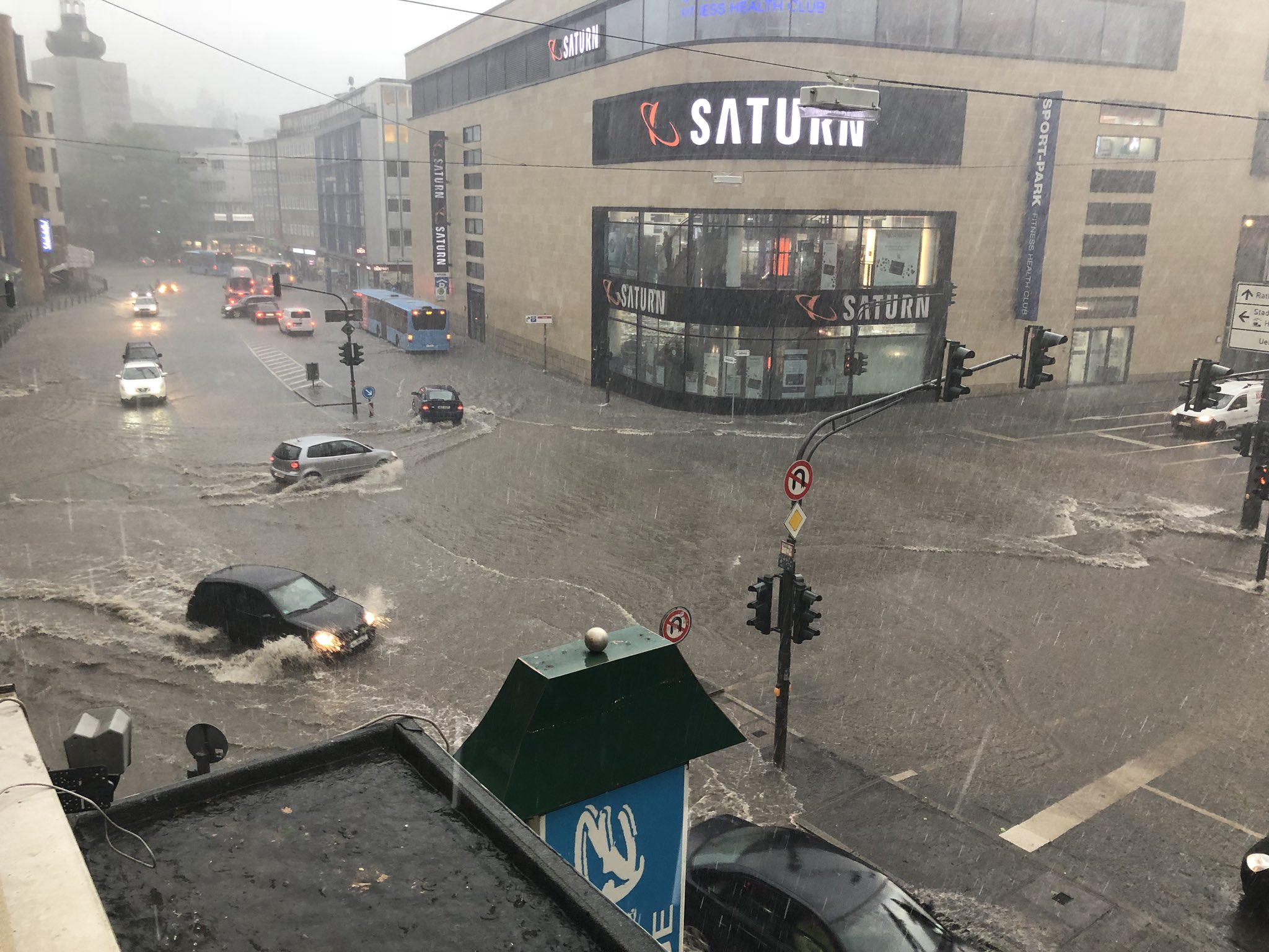 Lea On Twitter Wuppertal Elberfeld Steht Unter Wasser Kreuzung Gathe Hofkamp Morianstrasse Https T Co Hfjdvugd72 Twitter