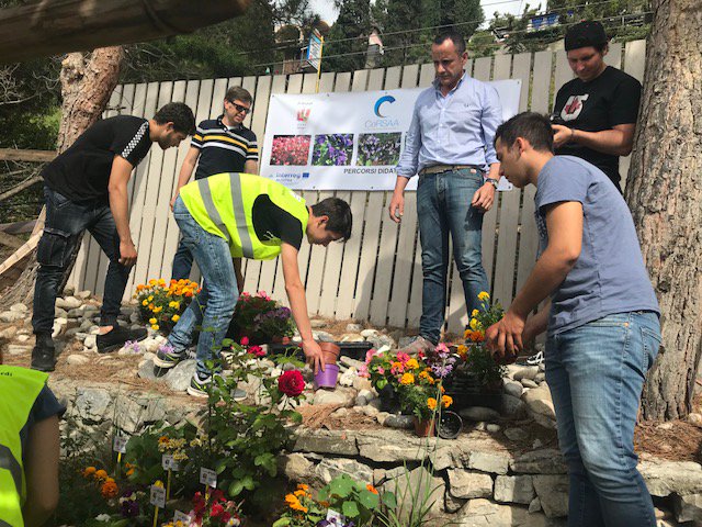interregantea's tweet photo. Les jeune étudiants de l'Institut agrotechnique #Aicardi de #Albenga à #bababeach de #alassio pour réaliser le premier champ de catalogue de #fleurs #coestibles "Made in Liguria" du projet @InterregALCOTRA #antea https://t.co/24vR0MVs23