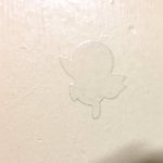 ポッチャマが封印されてるw家の壁に貼ったポケモンシールの上から塗装されたｗ
