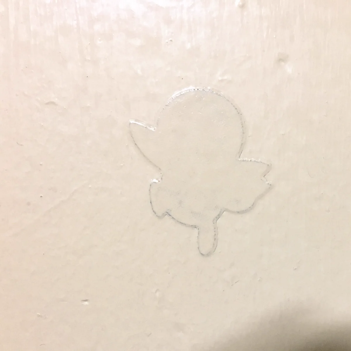 ポッチャマが封印されてるｗｗ家の壁に貼ったポケモンシールの上から塗装されたｗ