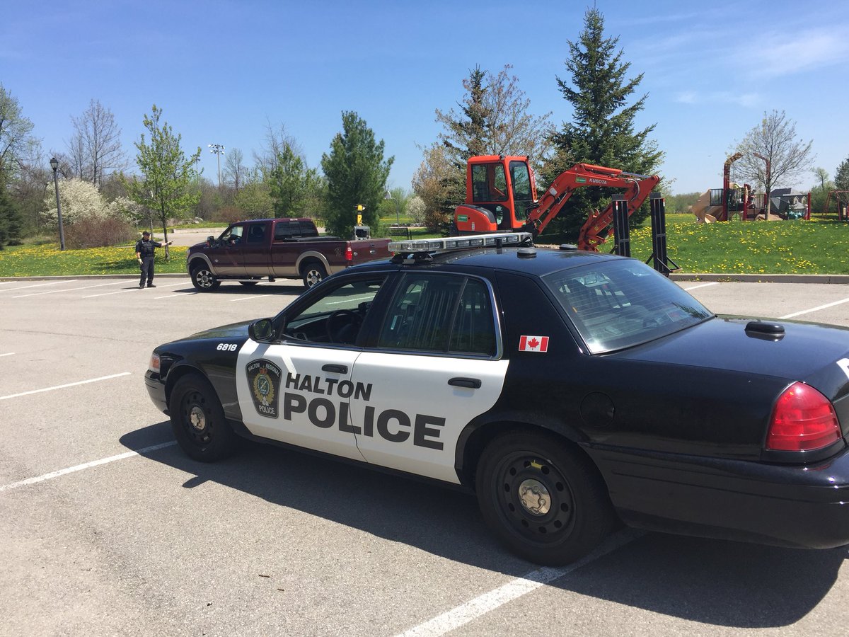 HRPSCMV's tweet photo. Pc Martin washing @HaltonPolice CMV veh #the squad for #Esinc day display. But don’t worry the #vic will be on patrol for #roadsafety @CVSA @opcvc @OPP_HSD ^so https://t.co/0KhKhE4x53