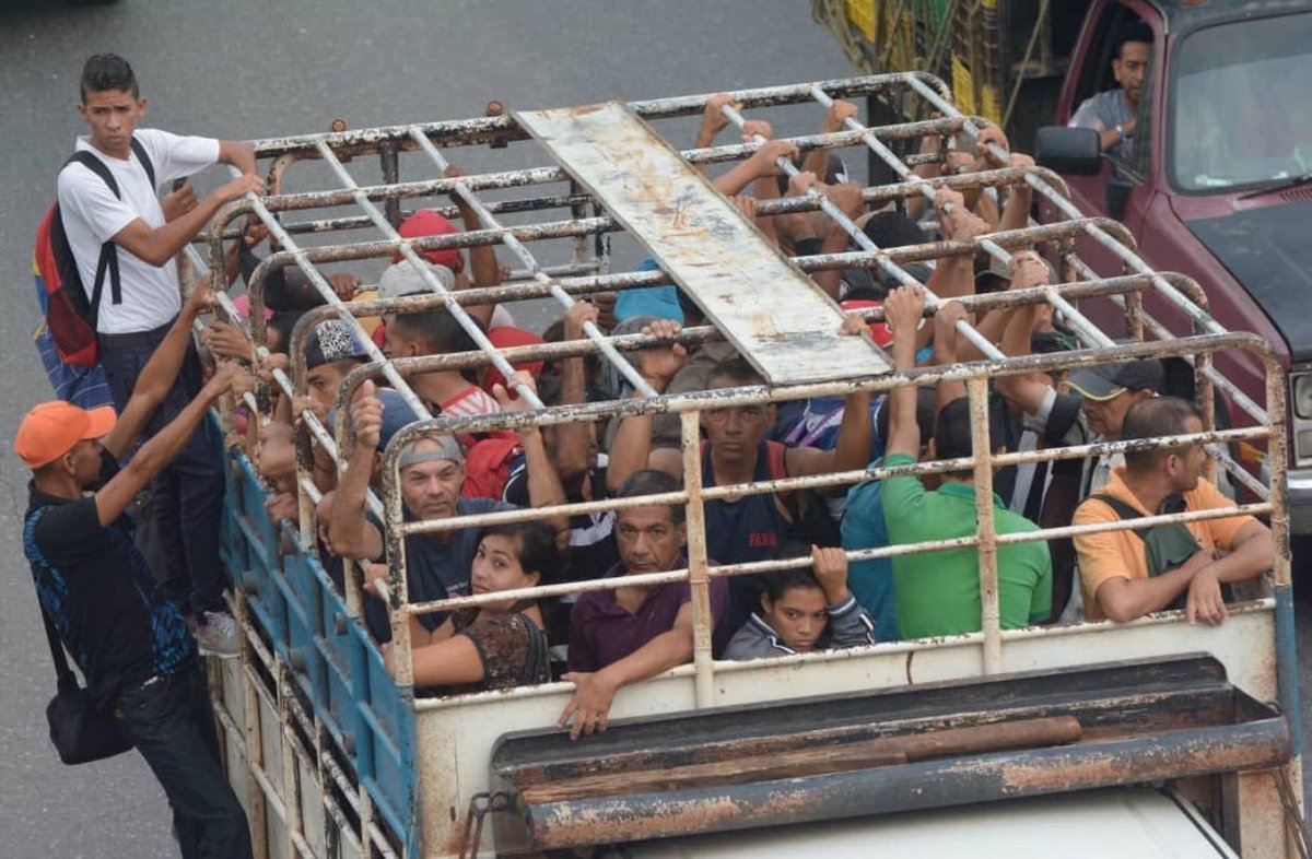 PerkinsRocha's tweet photo. La Perrera es el símbolo más emblemático d un régimen decadente, humillante e insensible q se niega a morir por causas naturales...Volcamiento d perrera en Merida deja 11 muertos, varios niños entre ellos... https://t.co/6uBqgTEsKe
