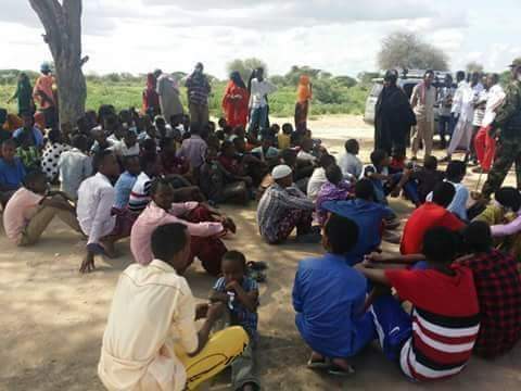 DalsoorNews's tweet photo. Over 148 #Somali Kenyans #flee from their residential town #Liboi and seek a sylum in #Dobley (Somalia Boarder) as refugees due to fear of state abduction, extrajudicial killings and mass disappearances in Kenya for last 2days https://t.co/F0TK5DT47c