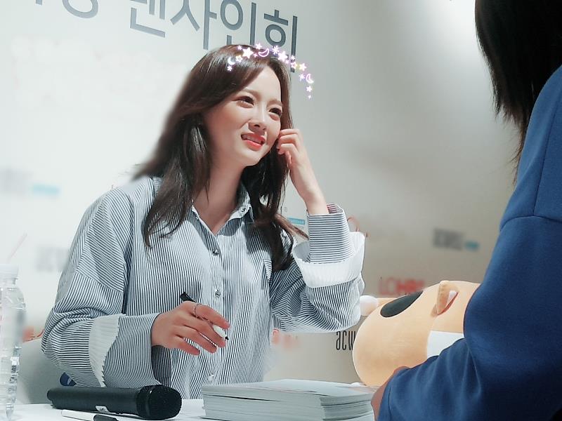 GugudanBrazil's tweet photo. 260518🌸FOTO Sejeong no fansign da Acwell https://t.co/gQy3ESdUnI https://t.co/qw8PjXALYj