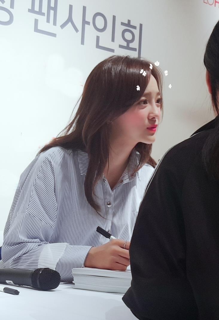 GugudanBrazil's tweet photo. 260518🌸FOTO Sejeong no fansign da Acwell https://t.co/gQy3ESdUnI https://t.co/sMMdx4UdyR