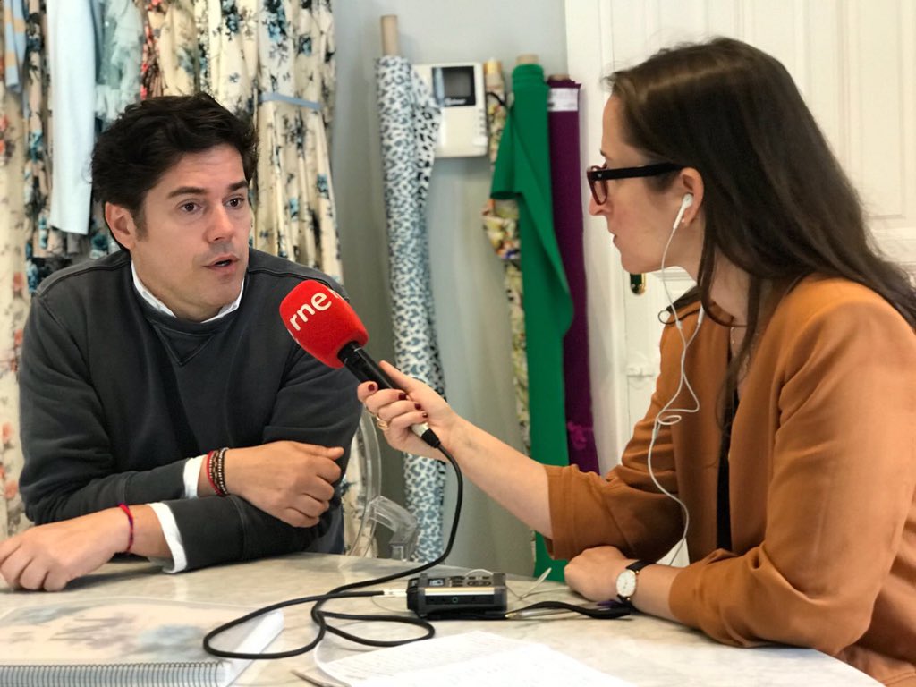 Acaba presentar en la #MBFWIbiza su segunda colección resort de aire safari y ahora se prepara para la <a href="/MBFWMadrid/">MBFWMadrid</a> de julio. 📻🎙HOY a las 17.22H en <a href="/MarcaTndencia/">Marca Tendencia</a> entrevistamos al diseñador @JVbyJorgeVzquez en su atelier de #Madrid <a href="/radio5_rne/">Radio 5</a> #modaenlaradio <a href="/CreadoresACME/">Asociación Creadores de Moda de España</a>