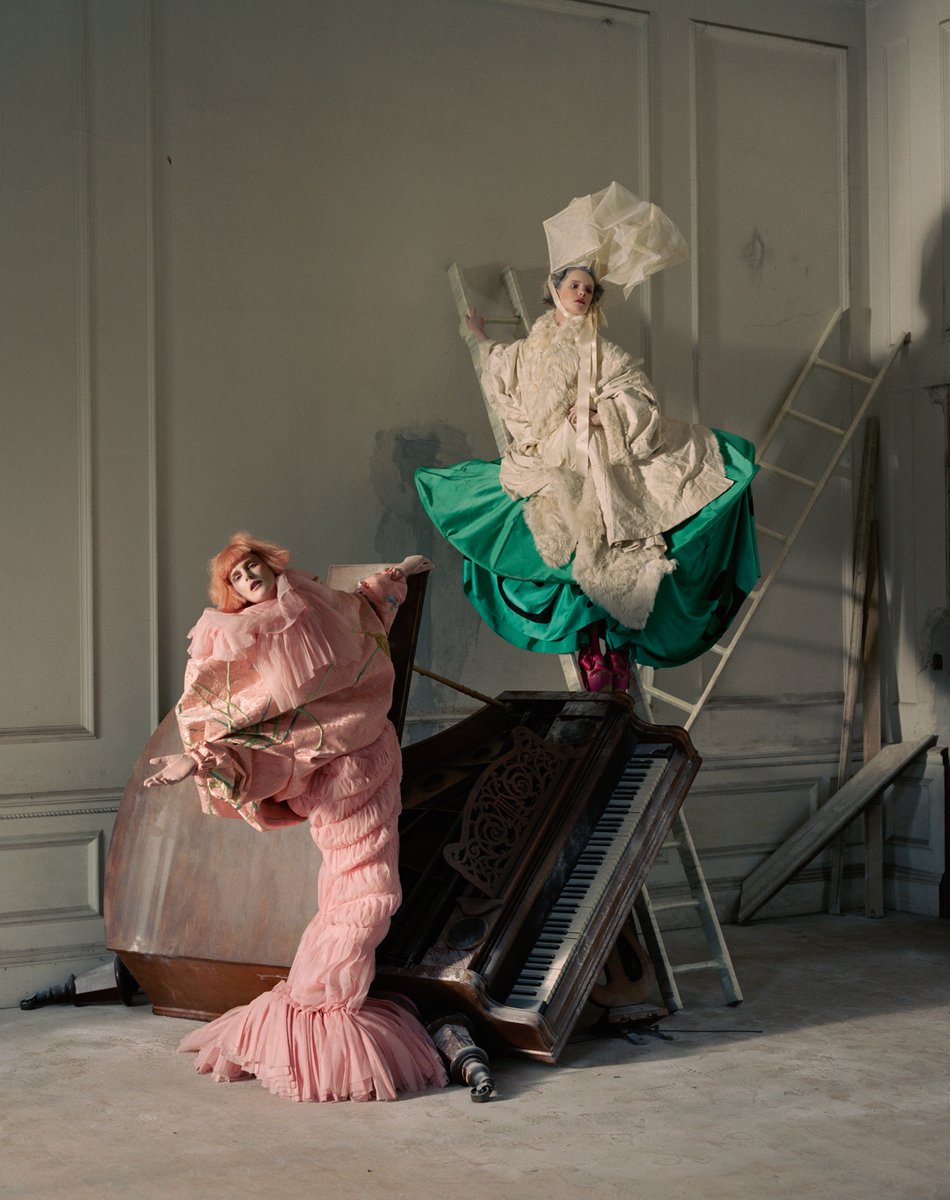 KunstGLSTRAND's tweet photo. "Udstillingen formidler skønhed og fantasi og sætter tanker i spil, for hvad er mode, og hvad er kunst?" 🤔

Sådan skriver Kunstavisen i deres gennemgang af vores udstilling Vogue Like a Painting. Læs med her: https://t.co/KKD9lGevVt
 
📸: Tim Walker, 2010 https://t.co/M2U28Ajym4