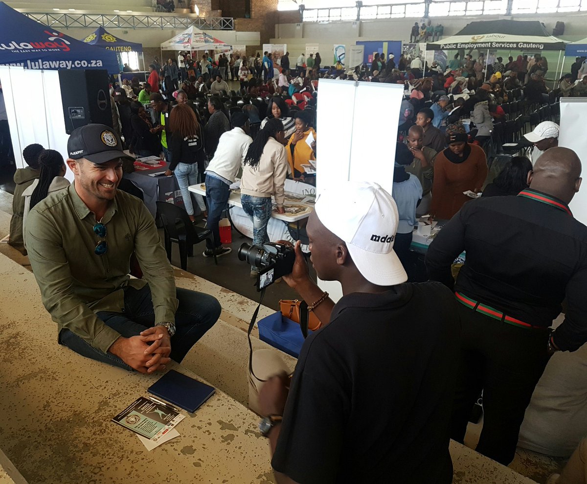 CandieModisele's tweet photo. Thousands of young people are out in their numbers, ready to be inspired... "Uzoyithola kanjani uhleli ekhoneni?" 
#GautengYouthExpo #YouthOf76 #InspiredYouthSA https://t.co/EauteBELFW