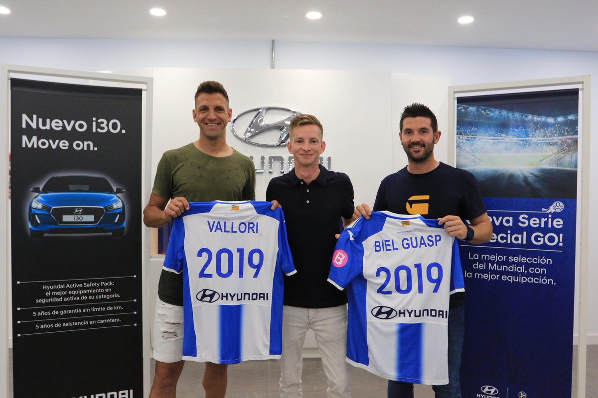 atleticbalears's tweet photo. 🤗 RENOVACIÓ | @Guasp5 I @vallori4 a @proaautomocion 🚘

🗣️ Vallori: "Agraesc al club el compromís i content que Manix segueixi"
🗣️ Guasp: "L'ATB és la meva vida futbolística"
🗣️ Messow: "Content perquè jugadors de la casa quedin"
👉 https://t.co/lNXSR2Thur

#ATB2019 ⚪️🔵 https://t.co/7RdaIw3anh
