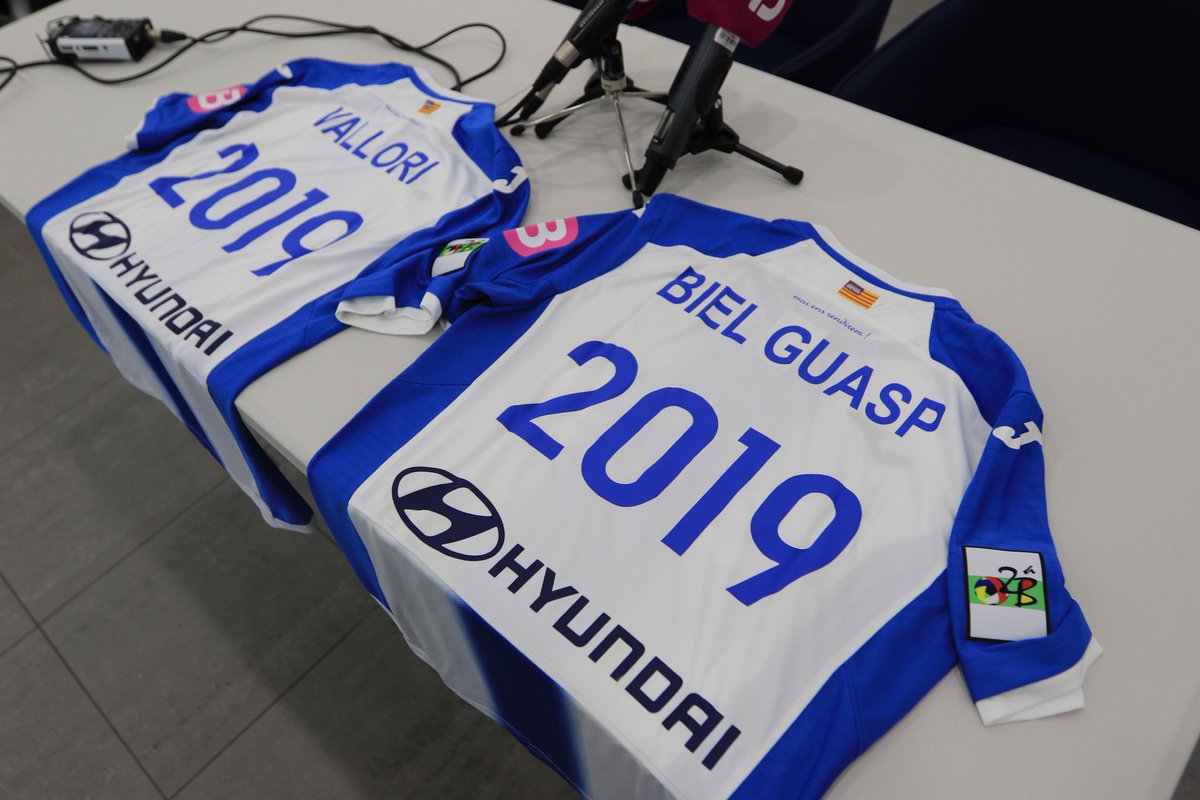 atleticbalears's tweet photo. 🤗 RENOVACIÓ | @Guasp5 I @vallori4 a @proaautomocion 🚘

🗣️ Vallori: "Agraesc al club el compromís i content que Manix segueixi"
🗣️ Guasp: "L'ATB és la meva vida futbolística"
🗣️ Messow: "Content perquè jugadors de la casa quedin"
👉 https://t.co/lNXSR2Thur

#ATB2019 ⚪️🔵 https://t.co/7RdaIw3anh