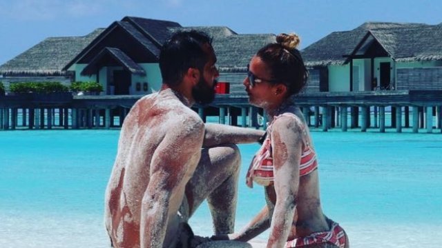 Cooperativa's tweet photo. [Fotos] Claudio Bravo sigue sus vacaciones en Maldivas https://t.co/nt5LKtOWj8 https://t.co/8qhL0LqLxJ