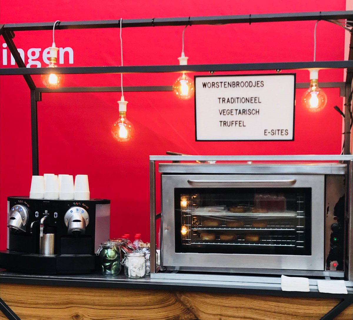 SuuzBoven's tweet photo. Een stukje Brabant in Amsterdam: Deze week aan de slag voor @ByHandpicked tijdens Emerce Live Events. Vandaag afgetrapt met @esites bij #techlive18 https://t.co/xkJJEjPpVz
