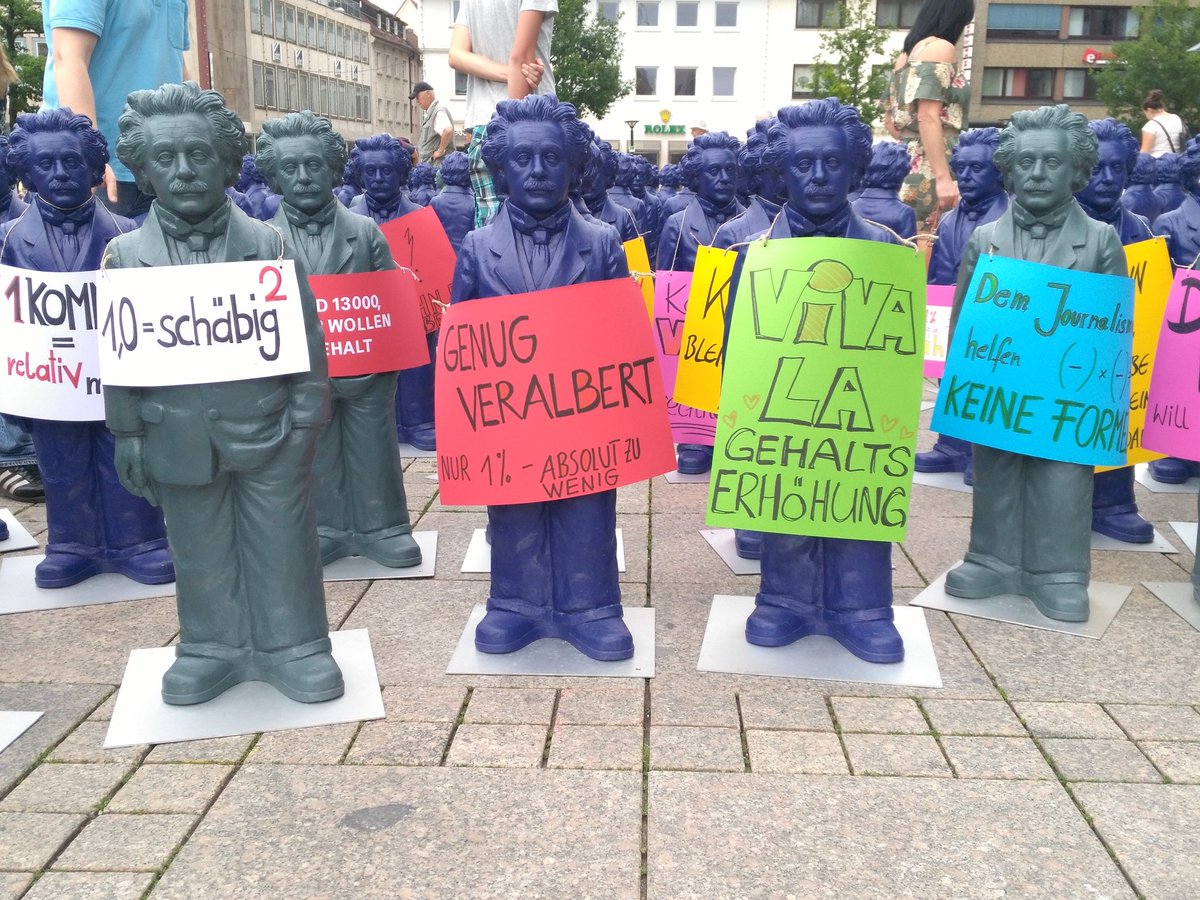 Kleine #Streik-Aktion mit Kunst in #Ulm. #tvtz18 #zeitungsstreik #einstein <a href="/DJVBW/">DJV Baden-Württemberg</a> <a href="/_verdi/">Ver.piss.di</a>
