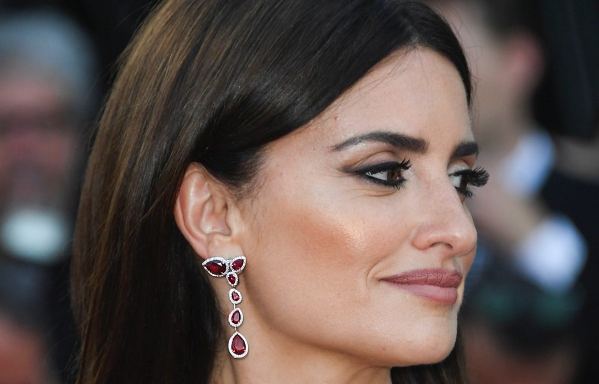 Penélope Cruz and Atelier <a href="/swarovski/">swarovski</a> reveal #Fairtrade gold collection at #Cannes mygreenpod.com/articles/93660/ <a href="/mygreenpod/">MyGreenPod.com</a>