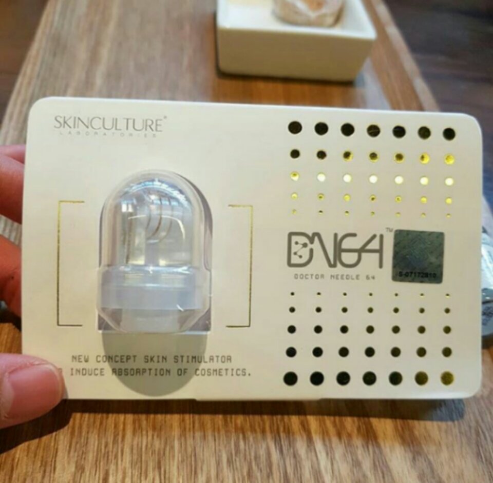 sisiestetik's tweet photo. güzel nazik bir çiçek, doğal meyve özleri. Yaşlanmayı önleyici. 8malzeme+ 4bileşenle deri yaşlanmasını önler. Kırışıklıklarınızı giderir. DN64 ampul, DN64microneedle ile kullanabilirsiniz.
#microneedle #goldenneedle #beauty #women #rejenerasyon #regenation #sisiestetik https://t.co/jNhMG5HqmY