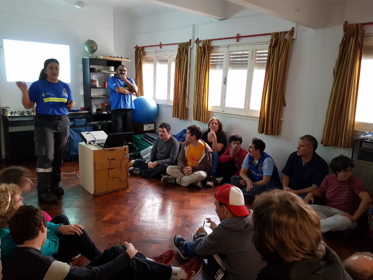 DC103MVL's tweet photo. Capacitamos en el centro de día #SenderosdelSembrador en #PrimerosAuxilios y #RCP #Inclusión #Todospodemosayudar. https://t.co/9CWsVs827H