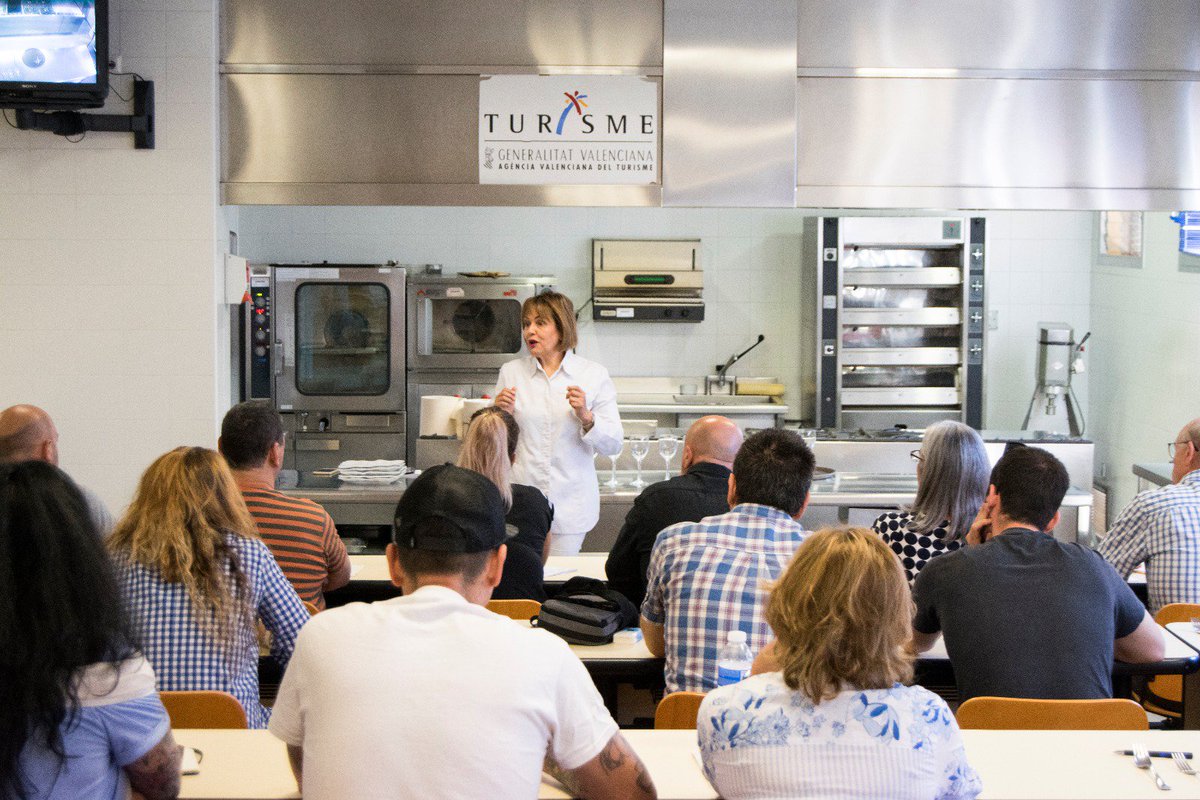 TonyoNieto's tweet photo. Hoy disfrutamos de @mariazafran  en el @CdTBenidorm , contándonos su saber hacer de su restaurante @elmonastrell . Profesionales disfrutando de los mejores. Gracias a todos por participar. Mañana en @CdT_Castellon tendremos a @oriolcastro del restaurante @DisfrutarBCN . Un lujo! https://t.co/3wTr8l1b1u