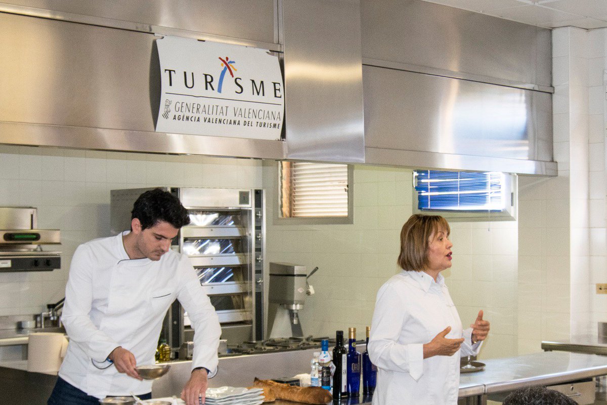 TonyoNieto's tweet photo. Hoy disfrutamos de @mariazafran  en el @CdTBenidorm , contándonos su saber hacer de su restaurante @elmonastrell . Profesionales disfrutando de los mejores. Gracias a todos por participar. Mañana en @CdT_Castellon tendremos a @oriolcastro del restaurante @DisfrutarBCN . Un lujo! https://t.co/3wTr8l1b1u