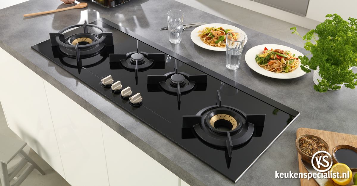 Deze geweldige #panorama #kookplaat met #wokbrander van #ATAG is slechts 45 cm diep. Nooit meer klungelig over hete pannen hangen maar netjes alles op een rij👨‍🍳 
Ook verkrijgbaar als #inductiekookplaat!