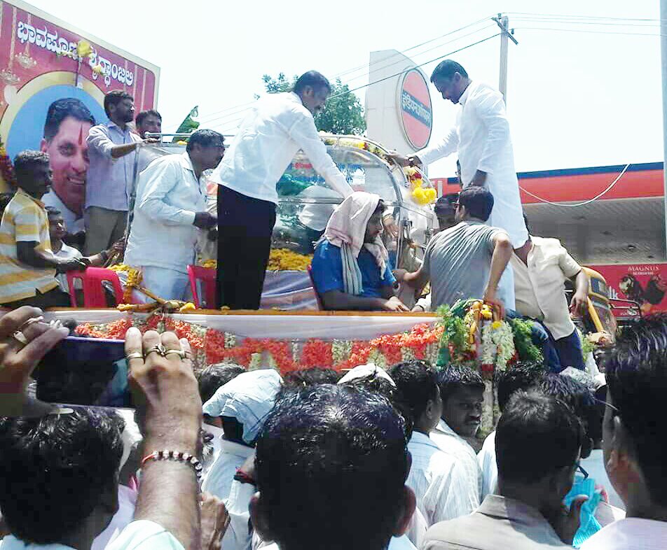 reachvsk's tweet photo. ಸರಳ ಸಜ್ಜನಿಕೆಯ ವ್ಯಕ್ತಿತ್ವದ ರೈತಪರ ಕಾಳಜಿಯ ಜನಪ್ರಿಯ ಶಾಸಕರು, ಮಾಜಿ ಕೇಂದ್ರ ಸಚಿವರು ಆಗಿದ್ದ ಹಿರಿಯ ನಾಯಕ ಶ್ರೀ ಸಿದ್ದು ಬಿ ನ್ಯಾಮಗೌಡರಿಗೆ ಅಂತಿಮ ನಮನ ಸಮರ್ಪಿಸಿದ ಸಂದರ್ಭ. 
ಇಂತಿ,
ವಿಜಯಾನಂದ ಎಸ್ ಕಾಶಪ್ಪನವರ
ಮಾಜಿ ಶಾಸಕರು, ಹುನಗುಂದ ಮತಕ್ಷೇತ್ರ. https://t.co/fO6seFAmnk