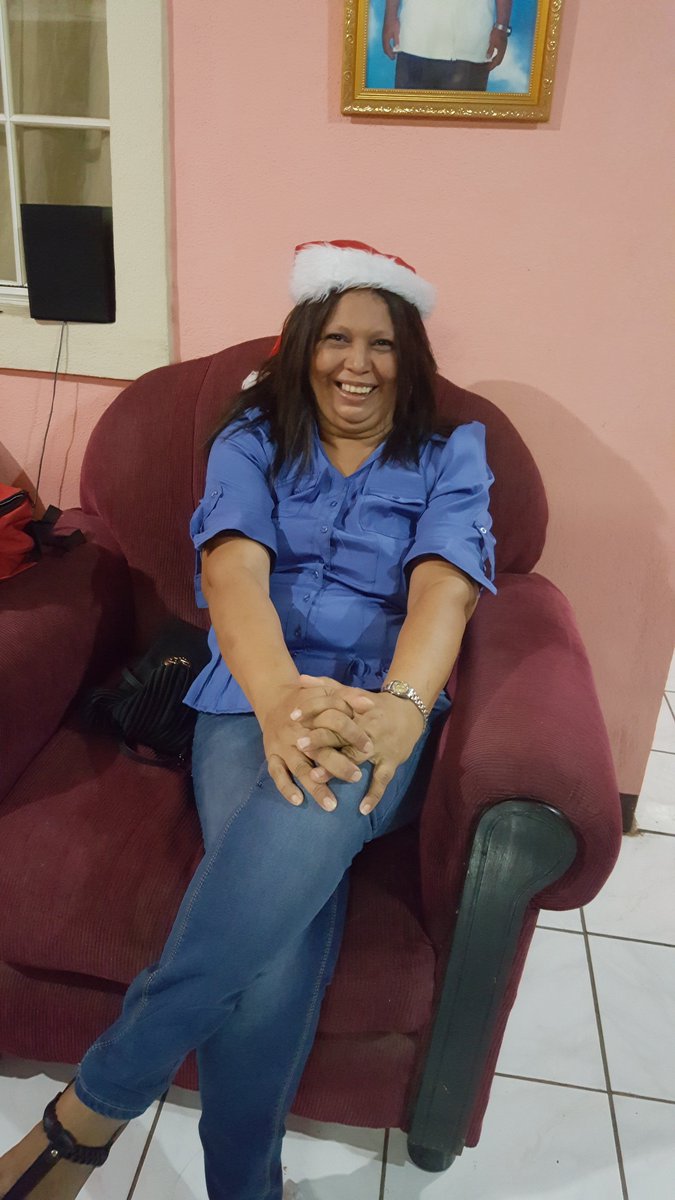 karenobr97's tweet photo. Hace un año que se nos fue, no saben lo mucho que la extraño, sus mensajes, sus llamadas, sus bromas, mi titi Rosa, jamás olvidaré su rostro con una sonrisa siempre.
#TuNegra https://t.co/bJKFGsaBP0