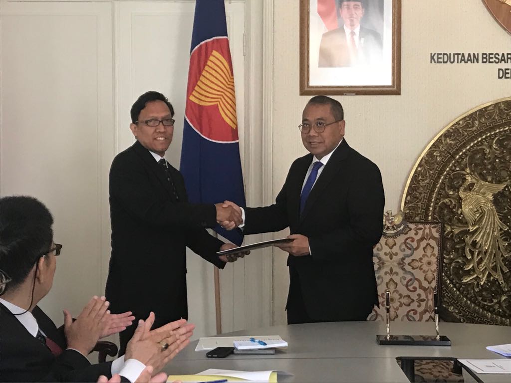 kbridenhaag's tweet photo. Serah Terima Jabatan (Sertijab) Koordinator Fungsi Protokol dan Konsuler Bp. June Kuncoro Hadiningrat yang mendapat tugas baru sebagai Direktur Sesparlu di Jakarta. Den Haag, 28 Mei 2018
#sertijab #sesparlu #protkons #kbridh #denhaag #belanda https://t.co/mP7qi4wBDh