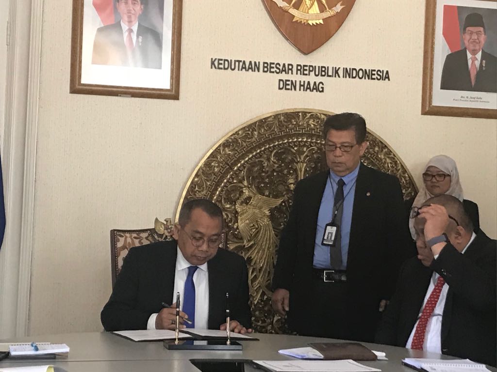 kbridenhaag's tweet photo. Serah Terima Jabatan (Sertijab) Koordinator Fungsi Protokol dan Konsuler Bp. June Kuncoro Hadiningrat yang mendapat tugas baru sebagai Direktur Sesparlu di Jakarta. Den Haag, 28 Mei 2018
#sertijab #sesparlu #protkons #kbridh #denhaag #belanda https://t.co/mP7qi4wBDh