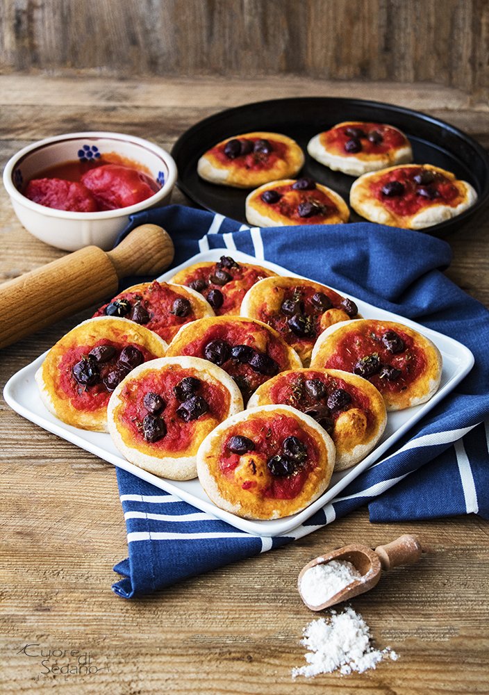 cuoredisedano's tweet photo. Pizzette soffici al #pomodoro e #olive, perfetti #fingerfood adatti in ogni occasione importante, un buffet informale o chic #party , portando in tavola allegria e aria di festa. #pizza #food #degustabox #pomodoro  https://t.co/xsi8LBOWXO https://t.co/ZMLFTpvIgH