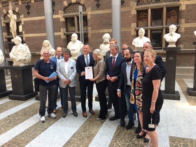 mvonmartels's tweet photo. Petitie aanbieding door @TLNnieuws @FNV en @vakbond. Pleidooi voor een eerlijke, transparante en sociale #transportsector. Duidelijke uitspraken t.a.v. rij-en #rusttijden! https://t.co/3stxGwAXwe
