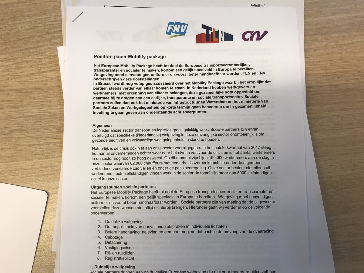 mvonmartels's tweet photo. Petitie aanbieding door @TLNnieuws @FNV en @vakbond. Pleidooi voor een eerlijke, transparante en sociale #transportsector. Duidelijke uitspraken t.a.v. rij-en #rusttijden! https://t.co/3stxGwAXwe