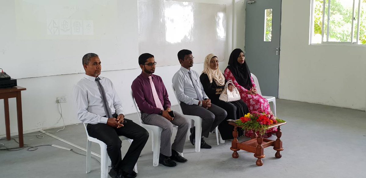 eduGS_13's tweet photo. Digitisation project -Thahuzeebu mujuthama akah tharubavee thauleemu - Fuvahmulah school thakuge Teacherun nah tablet havaalukurun.@EducationMV @presidencymv @aishathshiham @walladealvaro #governmentofmaldives #digitisationproject
#Fuvahmulah https://t.co/V7JCZogt7k