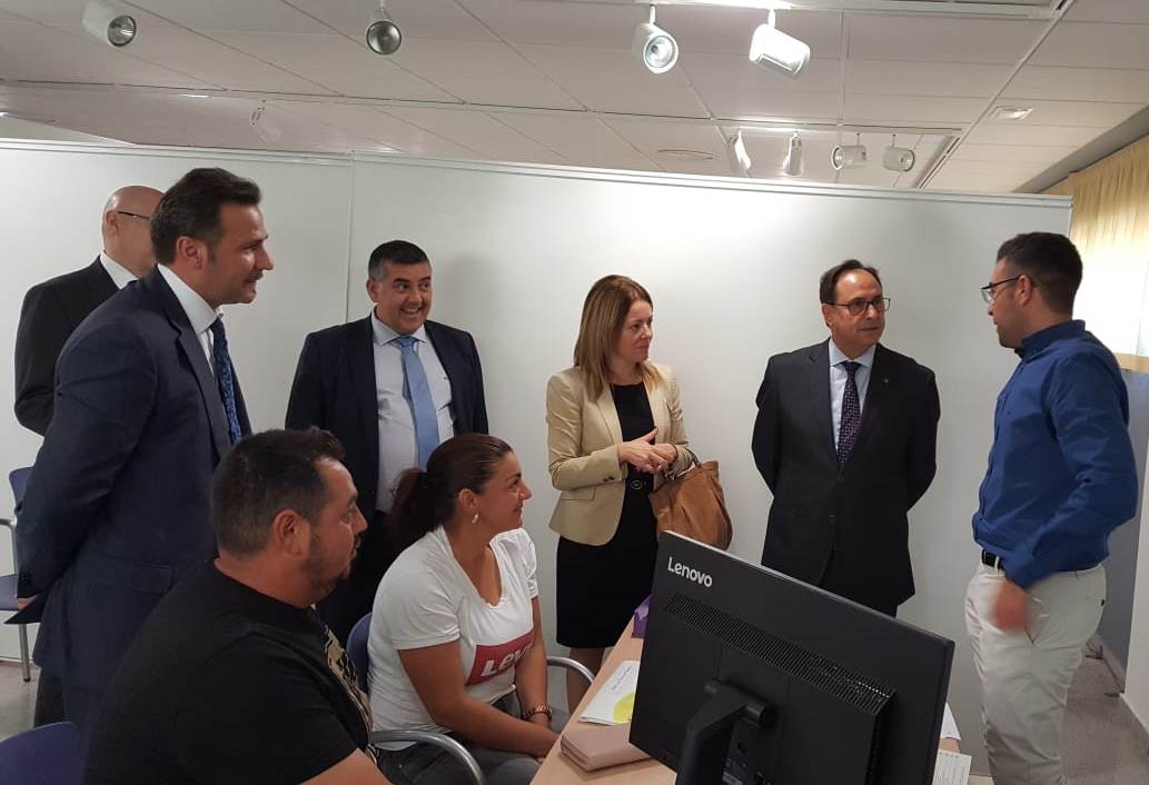 GVAhisenda's tweet photo. 📝Más de 5.000 alicantinos han sido atendidos en las oficinas de la Generalitat para la elaboración de la declaración de la #Renda2017 desde el inicio de la campaña  👨‍💻👩‍💻 https://t.co/2XnvqT1Unc https://t.co/OotnppMbjE