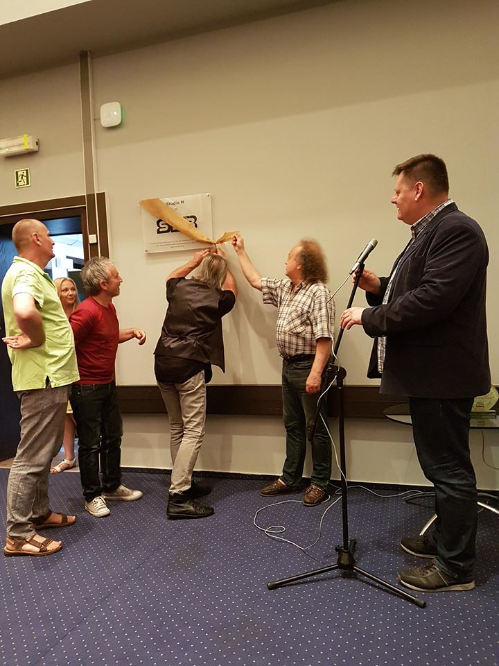 MocPiotr's tweet image. Studiu M #RadiaOpole nadano dziś imię #grupy #SBB @JozefFranciszek Uroczystości  towarzyszył pokaz teledysku z koncertu, który 13. marca odbył się w  Filharmonii Opolskiej. Był także tort, którym artyści wraz z  pracownikami radia uczcili to wydarzenie. radio.opole.pl/101,238585,stu…