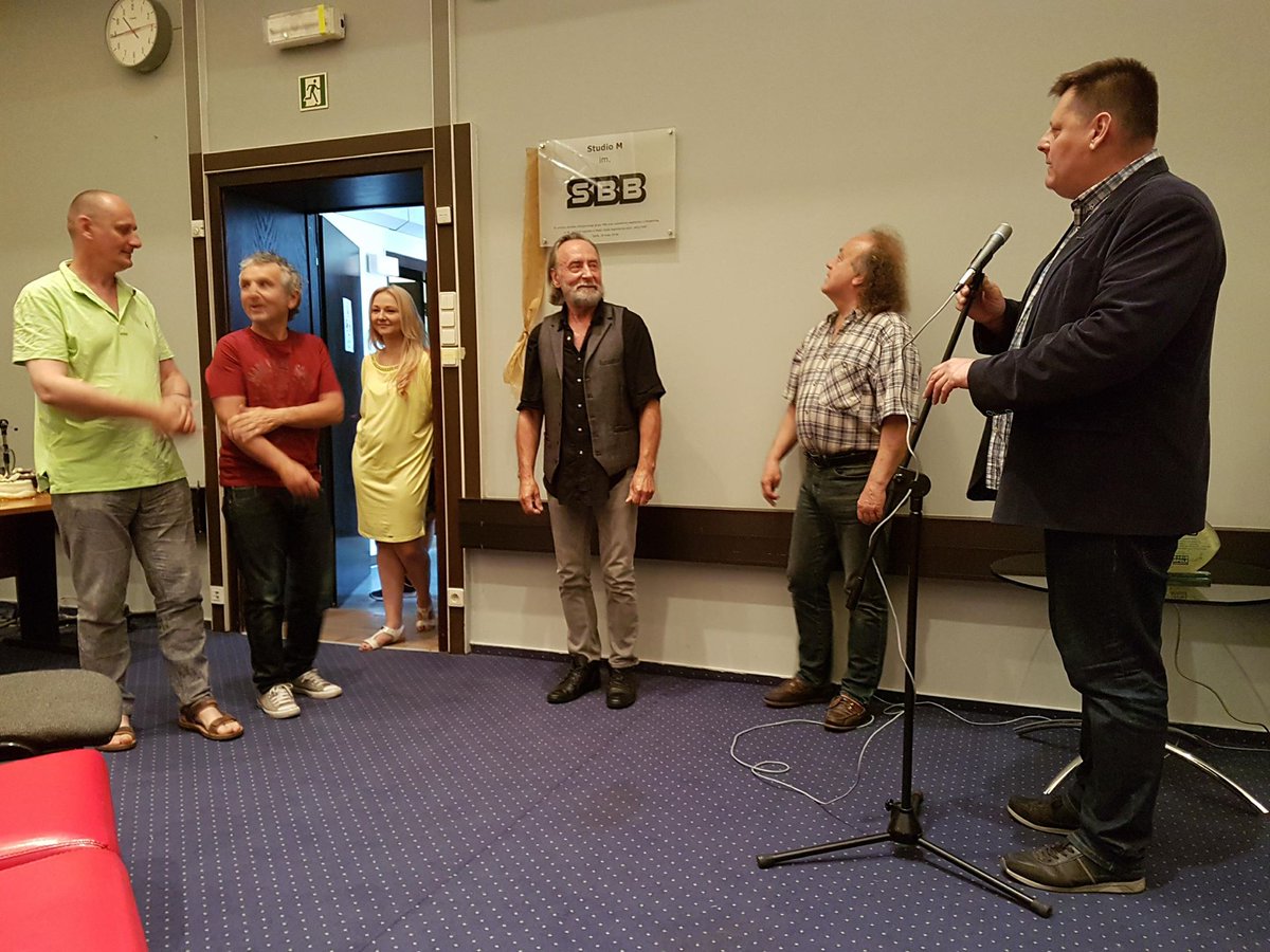 MocPiotr's tweet image. Studiu M #RadiaOpole nadano dziś imię #grupy #SBB @JozefFranciszek Uroczystości  towarzyszył pokaz teledysku z koncertu, który 13. marca odbył się w  Filharmonii Opolskiej. Był także tort, którym artyści wraz z  pracownikami radia uczcili to wydarzenie. radio.opole.pl/101,238585,stu…