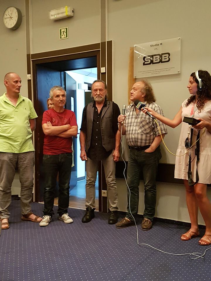 MocPiotr's tweet image. Studiu M #RadiaOpole nadano dziś imię #grupy #SBB @JozefFranciszek Uroczystości  towarzyszył pokaz teledysku z koncertu, który 13. marca odbył się w  Filharmonii Opolskiej. Był także tort, którym artyści wraz z  pracownikami radia uczcili to wydarzenie. radio.opole.pl/101,238585,stu…