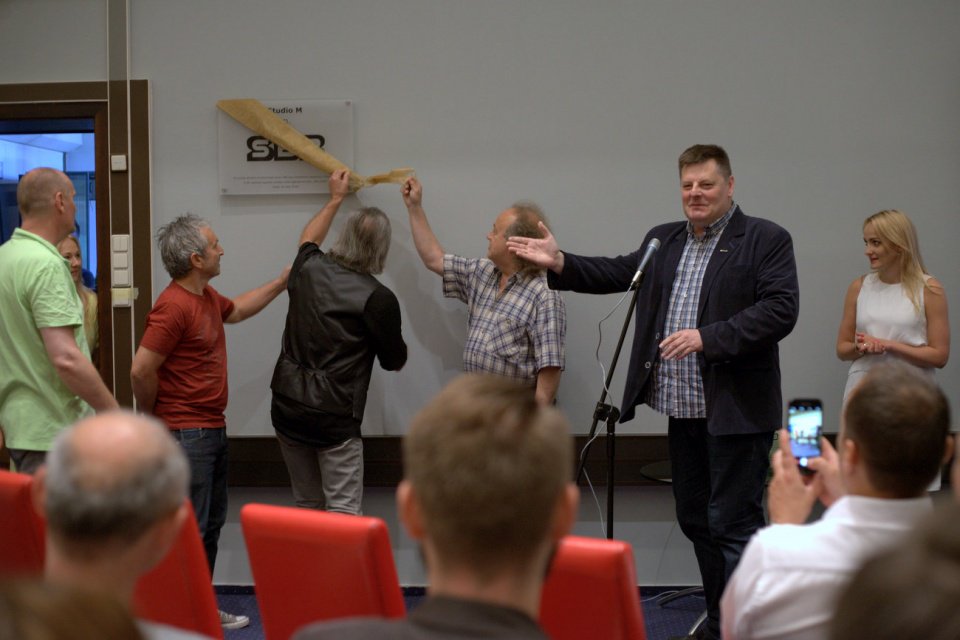 MocPiotr's tweet image. Studiu M #RadiaOpole nadano dziś imię #grupy #SBB @JozefFranciszek Uroczystości  towarzyszył pokaz teledysku z koncertu, który 13. marca odbył się w  Filharmonii Opolskiej. Był także tort, którym artyści wraz z  pracownikami radia uczcili to wydarzenie. radio.opole.pl/101,238585,stu…