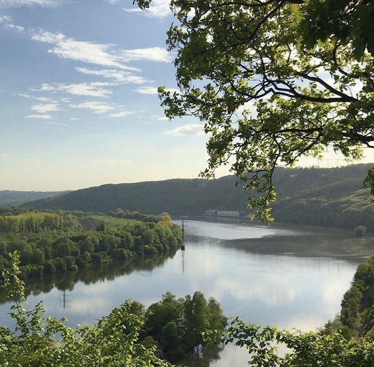 Diesen Ausblick könnt ihr auf dem Wanderweg vom Hengsteysee hoch zur Hohensyburg genießen. Man kann sogar das ehemalige Pumpspeicherwerk und jetzige Industriedenkmal „Koepchenwerk“ sehen. Namensgeber war der Planer Athur Koepchen. 

#hengsteysee #koepchenwerk #nrw #ruhrgebiet