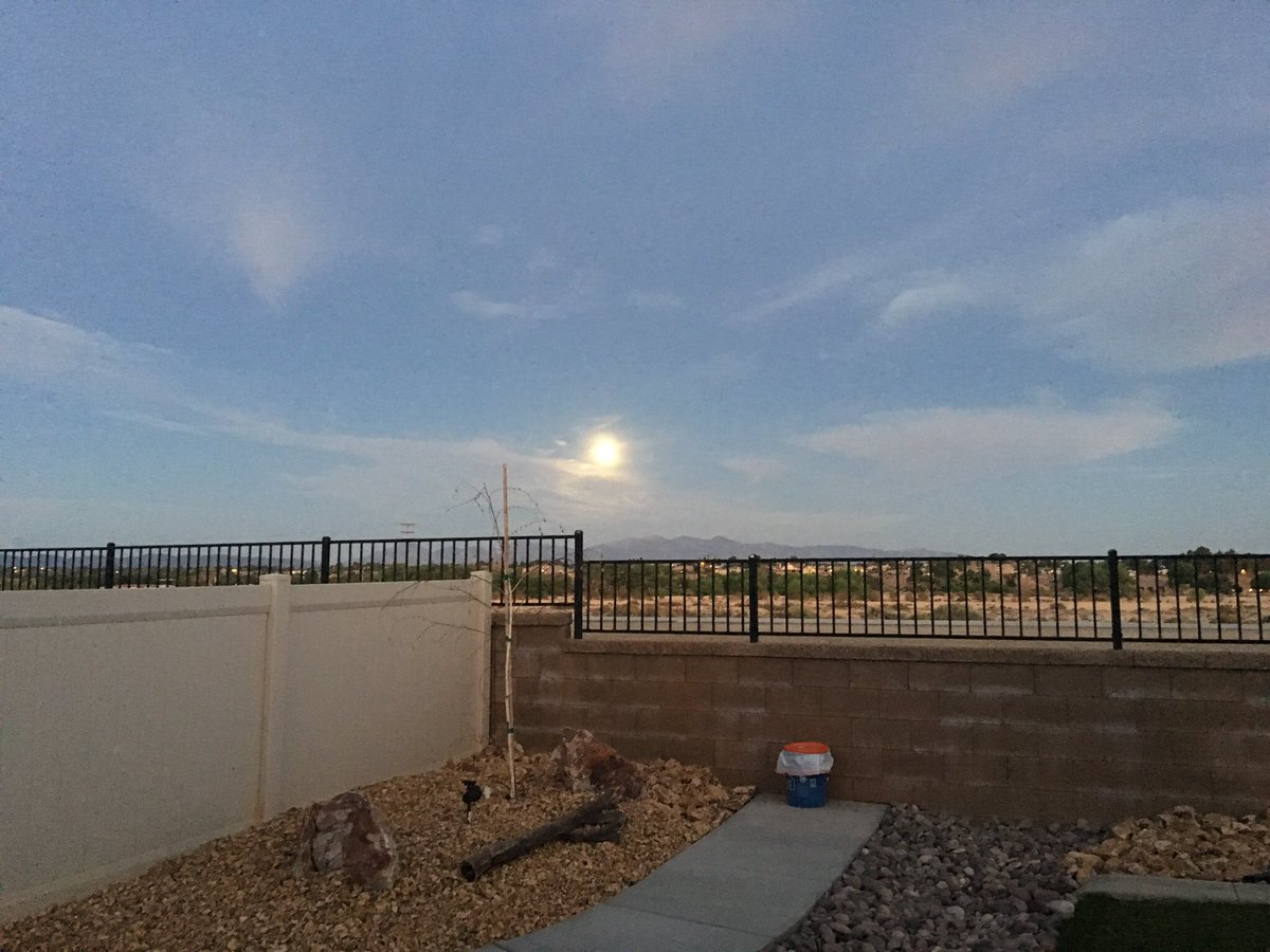 KerrTeri's tweet image. As the full moon sets I wish everyone a wonderful day!