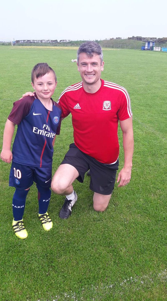 Tommy yn roi ein seinin newydd ni drwy prawf ffitrwydd cyn arwyddo ar Cae'r Delyn bora ma '