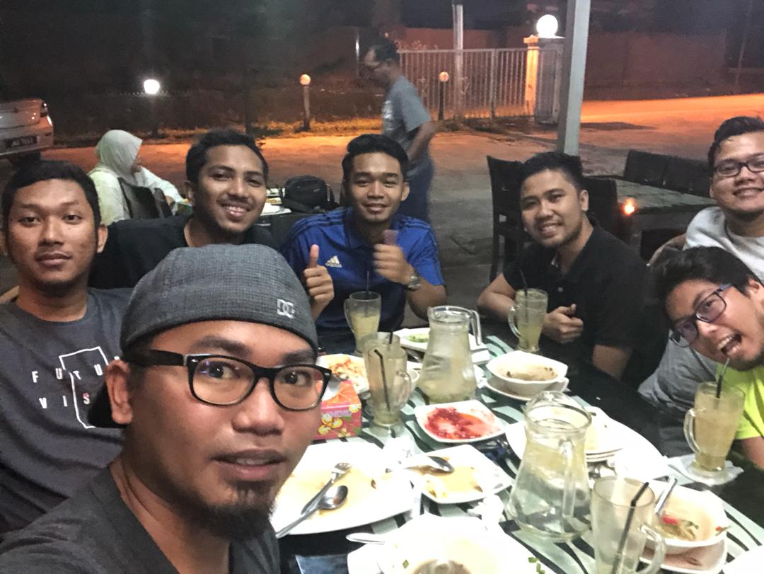 _zepherion's tweet photo. Iftar with schoolmates #Throwback #semalam #SESTER 
From the left: Nain, Asrul, Abu, Elias, Lan, Faiz, me https://t.co/O9R7xQr6wT