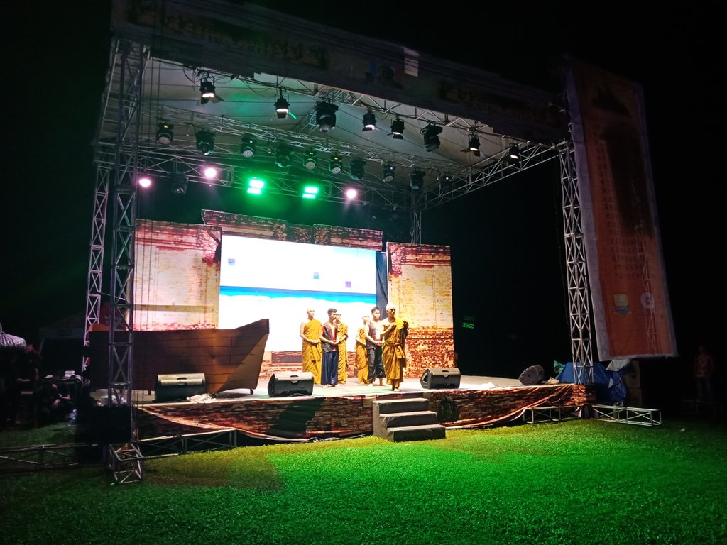 md_putra25's tweet photo. #pesonaramadan
#pesonaramadan2018
#perayaanwaisak

Perayaan waisak se sumatera 2018
Saling menghargai menjadi keindahan tersendiri

Loc : Candi Muaro Jambi https://t.co/PiYH6PFMq0