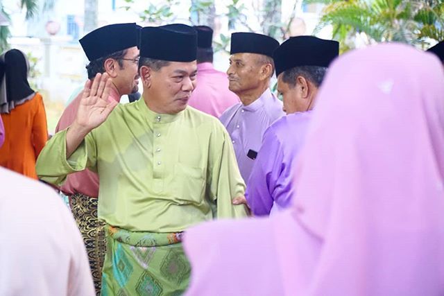 PDRMsia_Trafik's tweet photo. Kepimpinan melalui teladan. Hormati pegawai atasan selagi berada dalam tatacara dan pakaian rasmi. .
.
***
Majlis berbuka puasa bersama Perdana Menteri & Menteri Dalam Negeri bersama warga PDRM di Masjid Bukit Aman.
#pdrm #jspt #berbukapuasa2018 #jsptb… https://t.co/m5Q9mmuUJ0 https://t.co/KqA3raAMM8